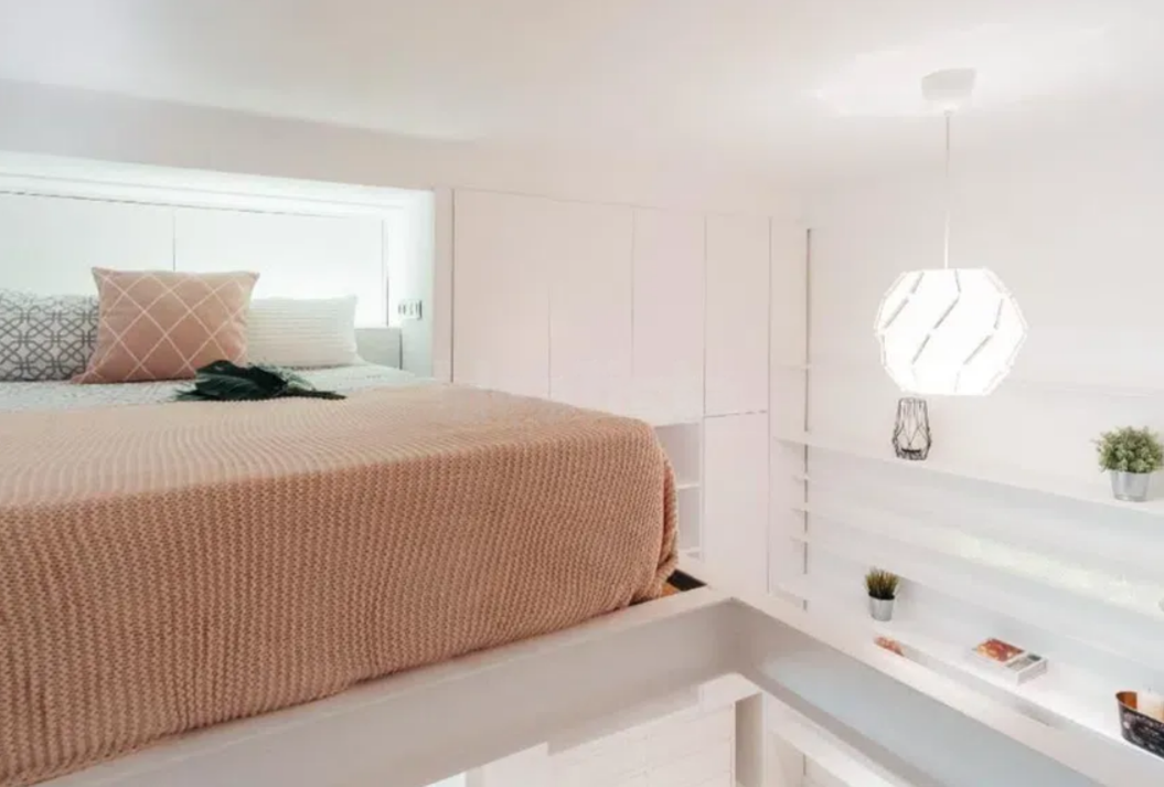 Voici le Studio que nous vous proposons : Calle de Velarde, Malasaña, Centro, 28004, Madrid
Studio chaleureux et moderne de 27m² situé dans une typique corrala madrilène, en plein cœur de Madrid. Studio calme et confortable, idéalement situé en centre-ville. Appartement situé au 1er étage, côté cour. Pas d’ascenseur dans cet immeuble.
Cuisine entièrement équipée (plaque de cuisson, four, réfrigérateur, congélateur, micro-ondes, lave-linge séchant).
Aménagement moderne et agréable pour ce logement totalement meublé.
Lit surélevé pour un gain important de place. Placards intégrés.
Salle de bain avec douche.
Excellent emplacement, à seulement 50 mètres de la rue Fuencarral.
Très bien desservi par les transports en commun : Métro Bilbao : 5 minutes à pied Métro Tribunal : 2 minutes à pied Métro Alonso Martínez : 8 minutes à pied
Possible Frais administratifs et Frais d’Agence à prévoir.
Disponible à partir du 1er août.