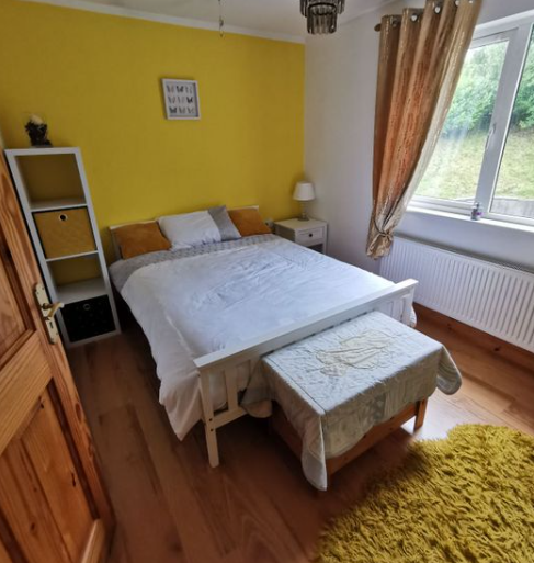 Voici la chambre chez l&rsquo;Habitant que nous vous proposons&nbsp;:&nbsp;Coolaney, F56, Sligo County 


Chambre double (Lit 2 personnes) dans une jolie maison traditionnelle. Elle est enti&eacute;rement meubl&eacute;e avec meuble de rangements, table de nuit, lampe de chevet. Agr&eacute;able, avec vue sur le jardin. 


Vous disposerez de votre propre salle de bain privative avec toilettes et douche, d&rsquo;une connexion internet haut d&eacute;bit et du chauffage central au fioul. 


Vous partagerez pour le reste la maison et les autres pi&egrave;ces avec le propri&eacute;taire qui est un homme d&rsquo;une cinquantaine d&rsquo;ann&eacute;e, qui travaille. Il accueille des &eacute;tudiants depuis de nombreuses ann&eacute;es. 


La propri&eacute;t&eacute; d&eacute;gage une atmosph&egrave;re chaleureuse et accueillante. Elle est situ&eacute;e dans une tr&egrave;s belle r&eacute;gion pittoresque du comt&eacute; de Sligo, &agrave; 13km de la ville de Sligp, dans le village de Coolaney. 


Il y a plusieurs commerces dans le village: &eacute;picerie locale, un supermarch&eacute;, restaurant,&hellip;. .


La propri&eacute;t&eacute; se trouve &agrave; seulement 2 minutes &agrave; pied du service de bus Local Link, qui assure 9 trajets par jour. Vous serez en 40min environ (voire moins selon le trafic et l&rsquo;heure de la journ&eacute;e) &agrave; Sligo.


Toutes les charges sont comprises dans le loyer mensuel.


1 mois de Caution