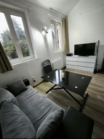 Voici le Studio que nous vous proposons&nbsp;:&nbsp;Avenue de Joinville, 94340 Joinville-le-Pont


Studio meubl&eacute;, d&rsquo;une superficie de 17m&sup2; au sol, offrant environ 26m&sup2; d&rsquo;espace au total avec la mezzanine.


Situ&eacute; au 1er et seul &eacute;tage d&rsquo;une petite copropri&eacute;t&eacute;, dans un quartier pavillonnaire calme, le logement b&eacute;n&eacute;ficie d&rsquo;un environnement agr&eacute;able tout en &eacute;tant proche des commerces et des transports.


Le stationnement se fait librement dans l&rsquo;impasse o&ugrave; se situe le logement.


Transports &agrave; proximit&eacute; : RER A &agrave; environ 10 minutes &agrave; pied, avec acc&egrave;s &agrave; la station Saint-Maur&ndash;Cr&eacute;teil, Bus &agrave; proximit&eacute;/ TVM, Futur m&eacute;tro ligne 15


Une cuisine am&eacute;nag&eacute;e et &eacute;quip&eacute;e, ouverte sur la pi&egrave;ce de vie


Une salle d&rsquo;eau avec douche, lavabo et WC


Une mezzanine d&rsquo;environ 9 m&sup2;, am&eacute;nag&eacute;e en espace nuit et disposant de rangements


La mezzanine permet de b&eacute;n&eacute;ficier d&rsquo;un espace suppl&eacute;mentaire et d&rsquo;une s&eacute;paration agr&eacute;able entre l&rsquo;espace de vie et l&rsquo;espace nuit.


Le logement dispose d&rsquo;un compteur individuel.


Le chauffage est &eacute;lectrique.


Loyer : 790&euro; charges comprises


Charges : 20 &euro;/mois, comprennent notamment les parties communes, l&rsquo;eau, l&rsquo;&eacute;lectricit&eacute; des parties communes et les ordures m&eacute;nag&egrave;res


Le chauffage et l&rsquo;&eacute;lectricit&eacute; du logement restent &agrave; la charge du locataire.


D&eacute;p&ocirc;t de garantie : 2 mois de loyer hors charges.