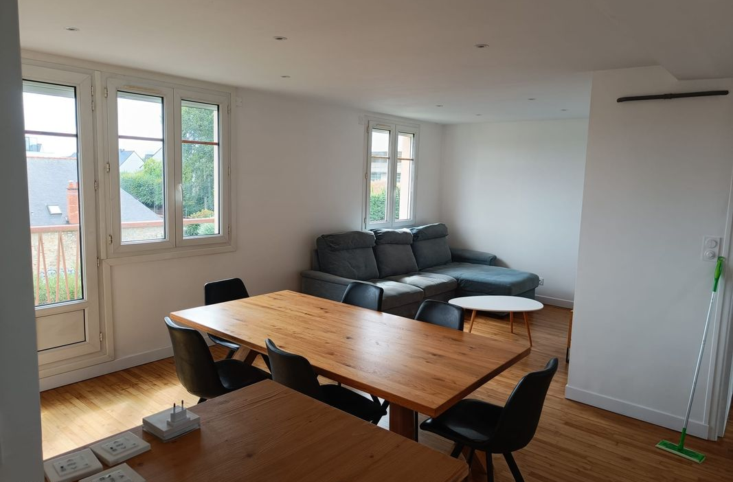 Here is the apartment we are offering: Boulevard des Trois Croix, 35000 Rennes 3-room furnished apartment of 64 m&sup2; located on the 3rd floor of a 4-storey building in Rennes, in the Saint-Martin district. Built in 1960, this property offers a pleasant living space. This apartment comprises 2 bedrooms and 1 bathroom. The living space benefits from plenty of natural light. The kitchen is fitted and functional. The south-facing orientation offers excellent natural light. Parking space Cellar Individual gas heating. Energy class D &ndash; Climate class D. Kitchen: oven, dishwasher, washing machine Dining room: Table with 6 chairs Living room, sofa with chaise longue and TV unit Bedroom 1: 12m2 with built-in wardrobe and desk. 140*190 bed Bedroom 2: 10m2 with wardrobe and desk. 140*190 bed Security deposit: &euro;2,100 Nearby transport: Metro A Pontchaillou / Metro A Anatole France / Metro B Jules Ferry (End 2019)